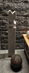 Geschichtenstein, Skulptur, 2017/18, türk. Marmor, 120x18x13