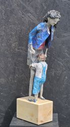 Umfangen, We are family, Papier,2025, Sabine Schwarzenbach-Böhm, lxb=30x20cm, h=79cm (Figur+Sockel)