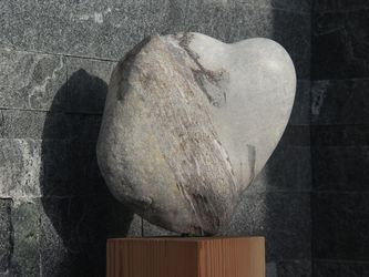 Herzensstein, Skulptur, 2021,Cristallina Marmor, 37x36x14