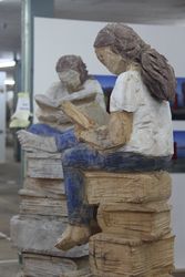 Lesende auf Bücherturm, Kunstspinnerei`18, Sabine Schwarzenbach-Böhm