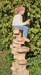 Lesende auf Bücherturm, Zeder, Kettensäge, 2024, h=170cm, Sabine Schwarzenbach-Böhm