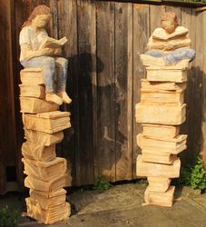 Lesende auf Büchertürmen, Skulptur, 2016, Zeder, 190x50x40 / 190x35x50