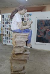Lesende auf Bücherturm, Kunstspinnerei`18, Sabine Schwarzenbach-Böhm