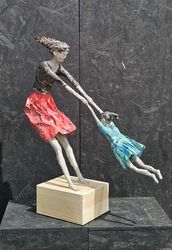 Ringsherum, We are family, Papier,2025, Sabine Schwarzenbach-Böhm, lxb=67x18cm, h=76.5cm (Figur+Sockel)