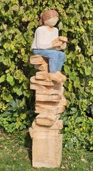 Lesende auf Bücherturm, Zeder, Kettensäge, 2024, h=170cm, Sabine Schwarzenbach-Böhm