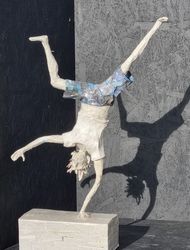 Einhandstand,  Papier, 2022, Sabine Schwarzenbach-Böhm