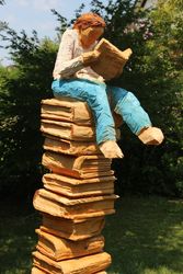 Lesende auf Bücherturm, Skulptur, 2015, Zedernholz, Kettensäge, 200x45x28