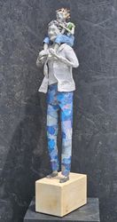 Huckepack, We are family, Papier,2025, Sabine Schwarzenbach-Böhm, lxb=23x23cm, h=94cm (Figur+Sockel)